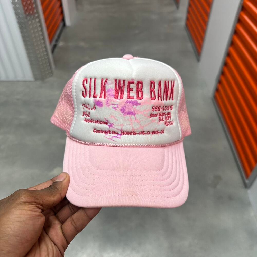 SP5DER “Silk Web Bank” pink trucker hat